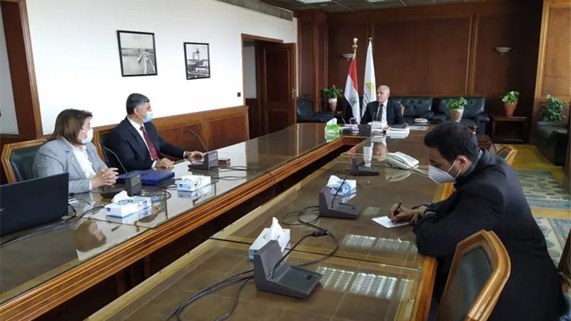 عبد العاطى : إعادة تأهيل خزان أسوان القديم وتغيير نظام التحكم في بواباته لإلكتروني