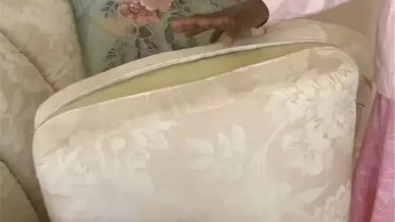 سعيدة الحظ.. سيدة تكتشف كنز داخل اريكة
