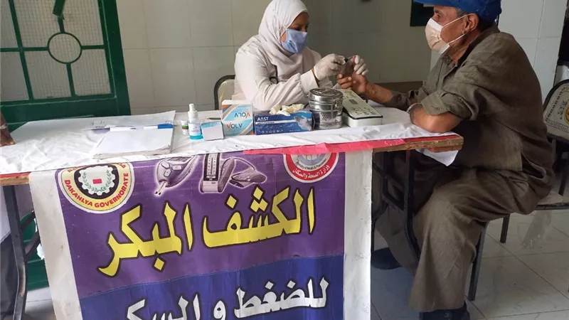 الكشف على 1130 مريض فى قافلة طبية بقرية هلا مركز ميت غمر