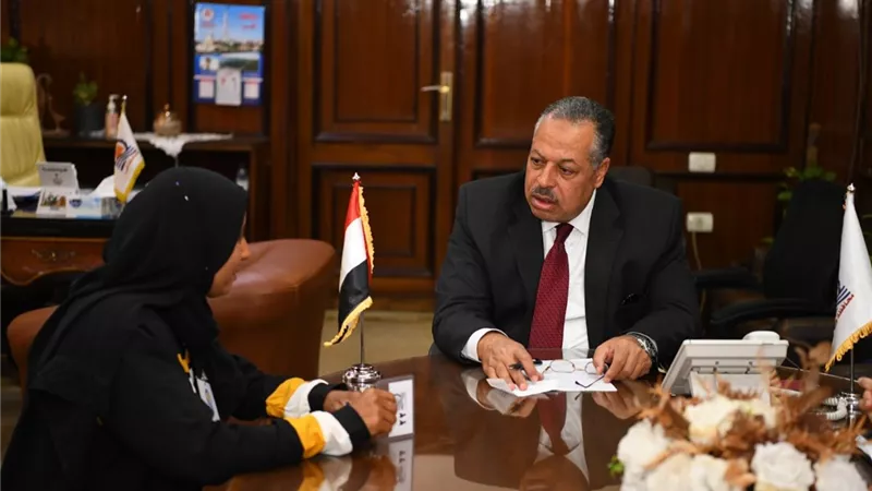 محافظ قنا يستقبل 75 مواطنا لبحث شكواهم
