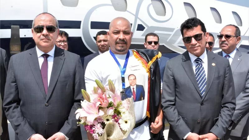 وزيرا الطيران والشباب يشهدان العرض الاستعراضي للبطل محمود عبد الحميد في شد طائرة ركاب بـ 