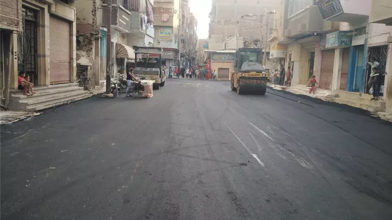 محافظ أسيوط يشدد على الإلتزام بخطوط التنظيم خلال رصف شوارع حي غرب..صور