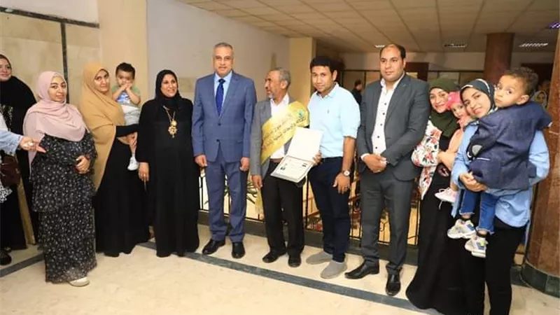 محافظ سوهاج يكرم الفائزين في مسابقة الأم والأب المثاليين ..صور