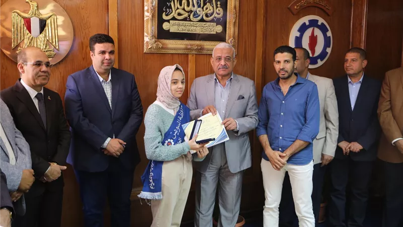 محافظ السويس يكرم أوائل الشهادة الإعدادية ..صور