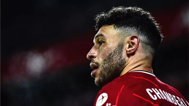 اشتراه ليفربول بـ 38 مليون يورو من ارسنال .. كلوب لـ تشامبرلين : عليك الرحيل