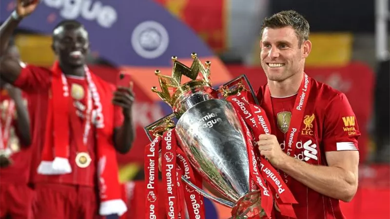 ليفربول يعلن تمديد عقد نجم الفريق لمدة موسم اضافى