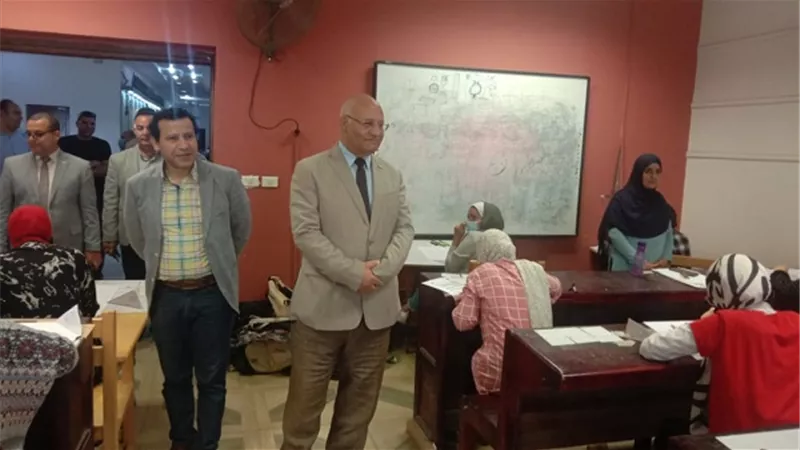 رئيس جامعة بنها يتابع امتحانات الفصل الدراسى الثانى بكليتى العلاج الطبيعى والفنون التطبيقية