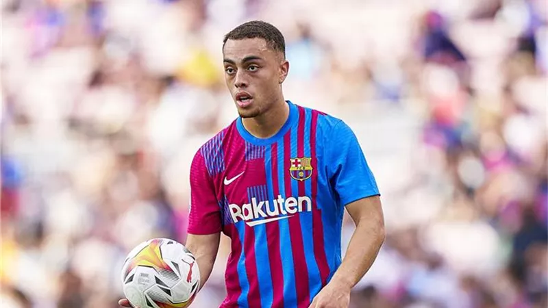 برشلونة قد يضطر لإبقاء دست بعد تعثر صفقة مدافع تشيلسي