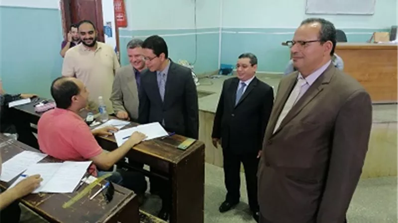 نائب رئيس جامعة بنها للدراسات العليا يتفقد سير الامتحانات بكلية الحقوق