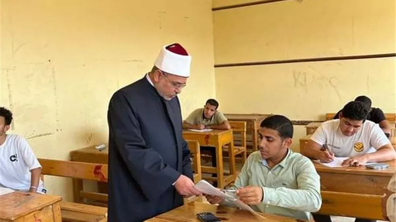 رئيسُ قطاع المعاهدِ الأزهريةِ يتفقدُ لجانَ الثانويةِ بالفيوم.. صور