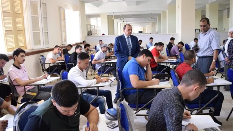 رئيس جامعة بنى سويف يتفقد سير الامتحانات فى كلية التجارة