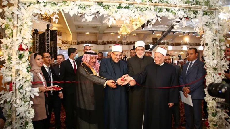 بالصور..مفتي الجمهورية يفتتح معرض 