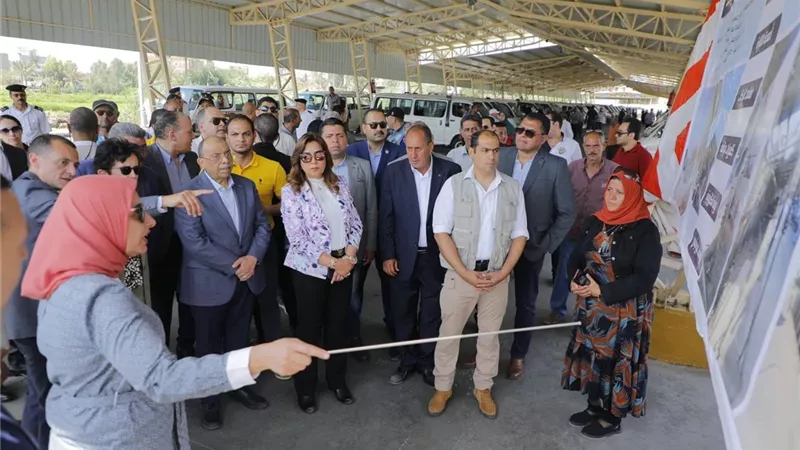 وزير التنمية المحلية ومحافظ دمياط يتفقدان موقف سيارات الأجرة بعزب النهضة