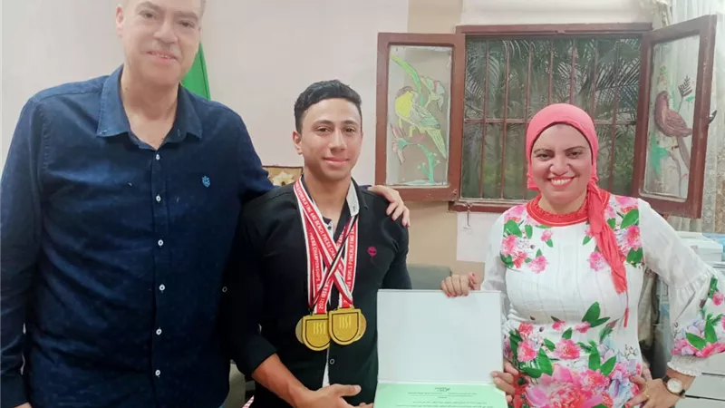 أحمد عادل ابن الإسماعيلية قهر الظلام وأطاح بأبطال العالم في رفع الأثقال للمكفوفين ..لايف