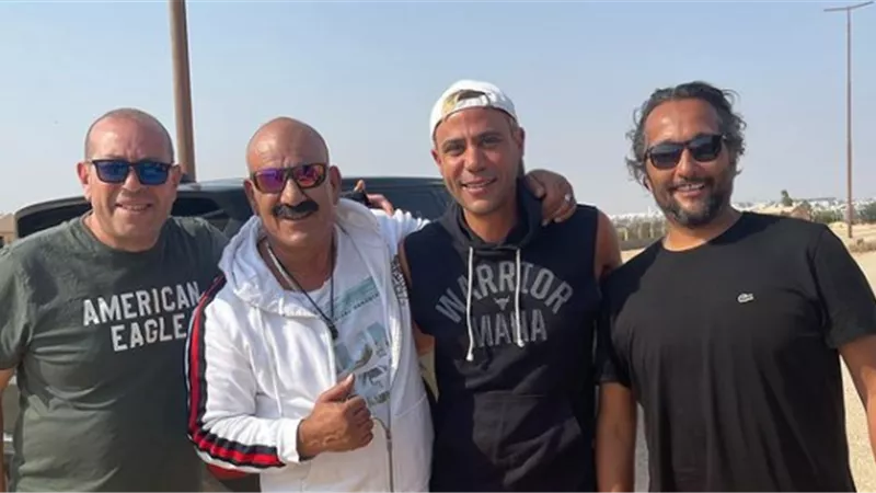 محمد لطفى برفقة فريق 