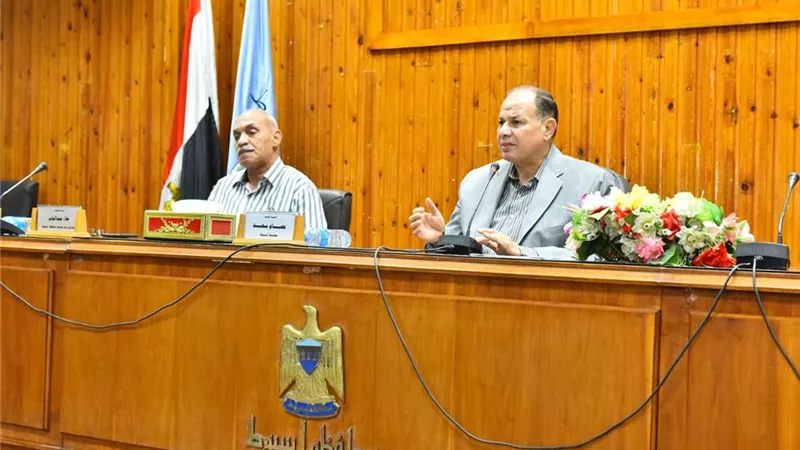 محافظ أسيوط لرؤساء المراكز والأحياء والقرى: أنتم مسئولون عن توريد محصول القمح