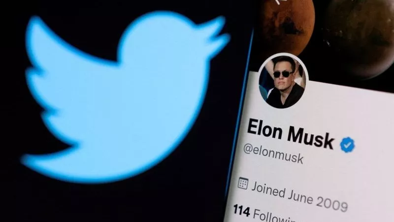 إيلون ماسك يلمح للانسحاب من صفقة تويتر