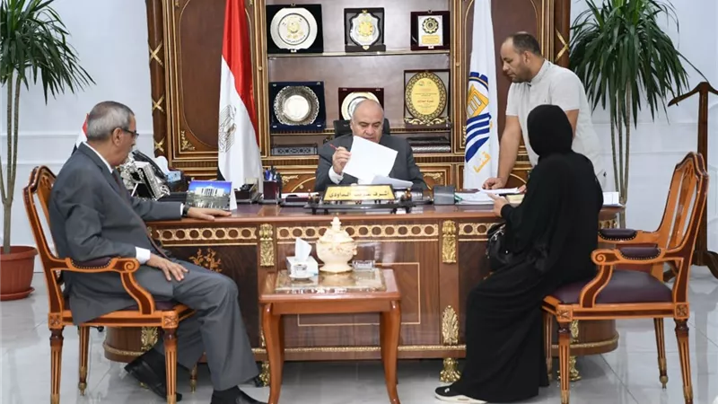 محافظ قنا يستقبل 50 مواطن بمكتبه لبحث شكواهم