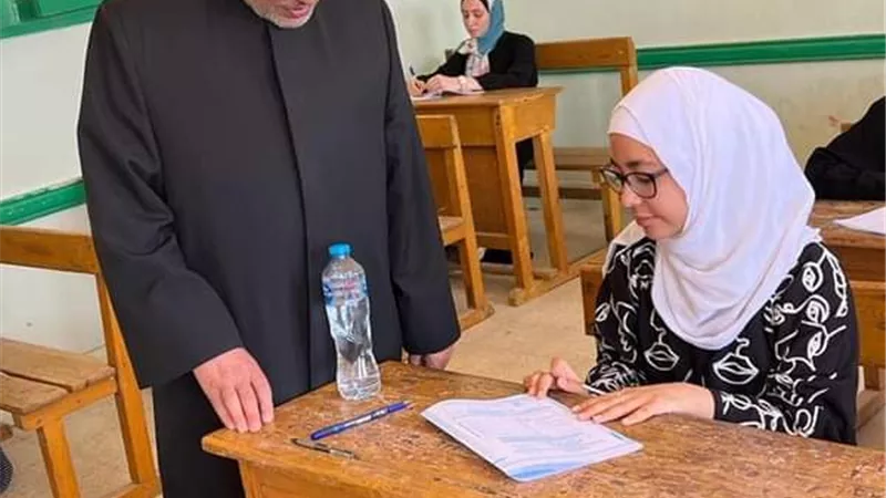 رئيسُ قطاع المعاهدِ الأزهريةِ يتفقدُ لجانَ الثانويةِ بالشرقية