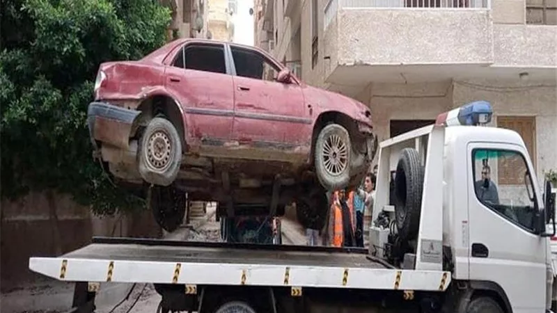 متروكة ومتهالكة.. الداخلية: رفع 60 سيارة من الشوارع