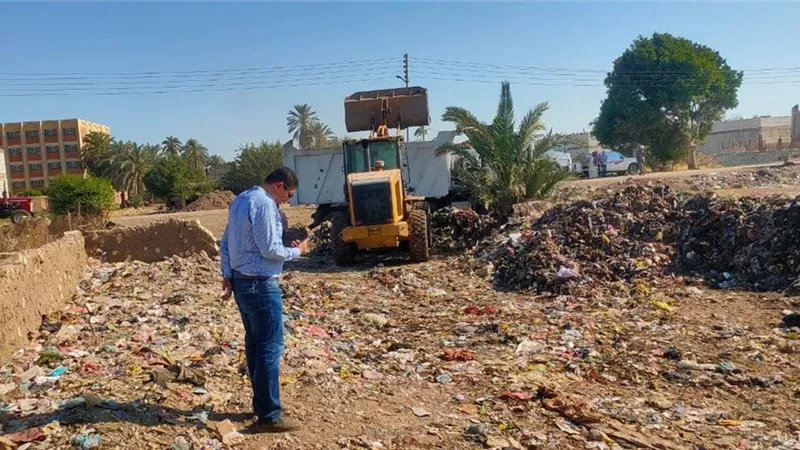 حملات مكثفة لمحليات المنيا فى رفع المخلفات ونظافة المدن والقرى