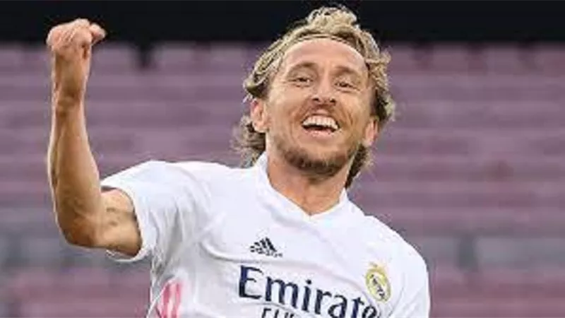 رسميا.. لوكا مودريتش يجدد عقده مع ريال مدريد حتى 2023