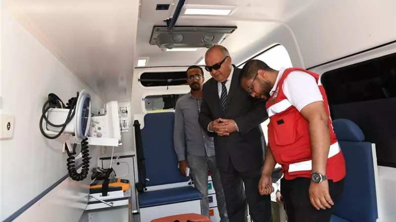 محافظ قنا يتابع استلام 11 سيارة إسعاف جديدة ضمن مبادرة حياة كريمة