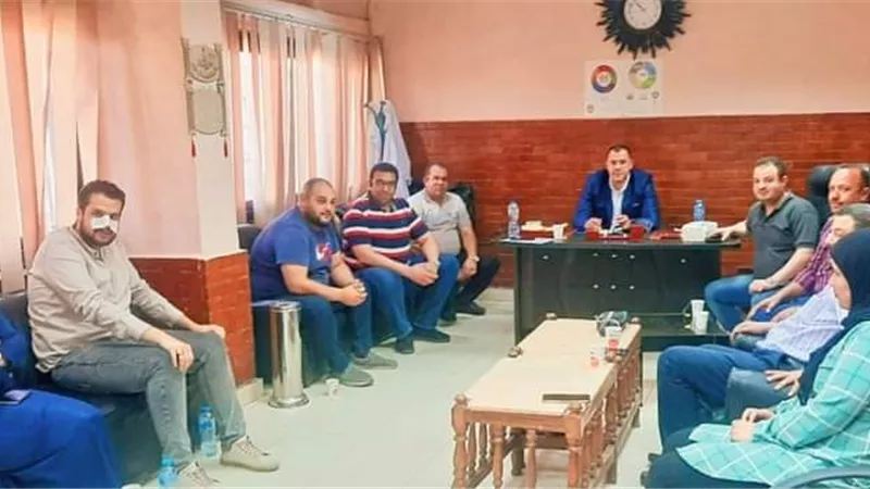 الحفناوى يلتقي بفريق عمل مستشفى السويس العام لبحث معالجة السلبيات .