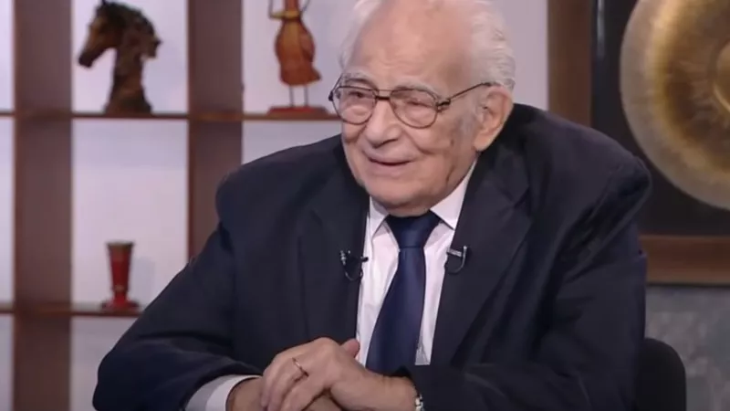 أهديها للرئيس السيسي .. رشوان توفيق بعد حصوله على جائزة الدولة التقديرية