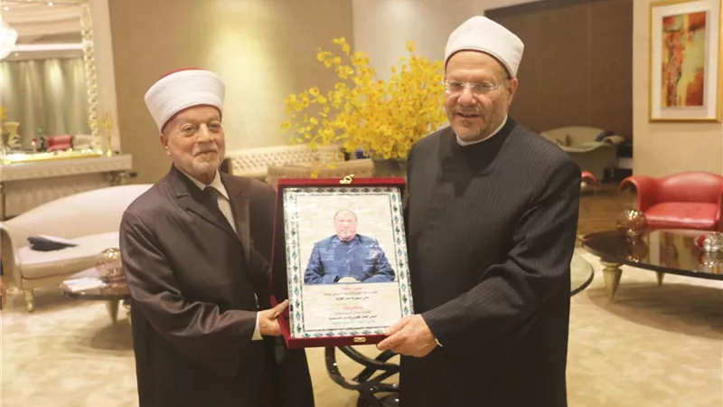 مفتي القدس يُهدي درعًا تذكاريا لنظيره المصري لجهوده في مواجهة التطرف
