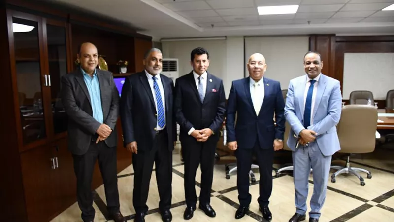 وزير الشباب الرياضة يلتقى رئيس الاتحاد الإفريقى للكاراتيه