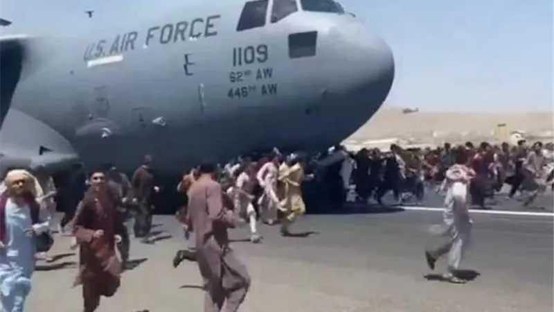 مصرع خمسة أشخاص بعد تحطم طائرة عسكرية تحمل مواد نووية في كاليفورنيا