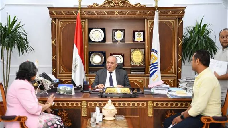 محافظ قنا يلتقى 30 مواطنا بمكتبه اليوم لبحث شكواهم