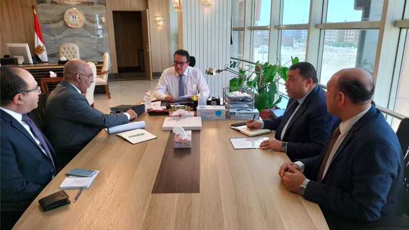 القائم بأعمال وزير الصحة يبحث سبل تحسين الخدمات الطبية المقدمة للمواطنين