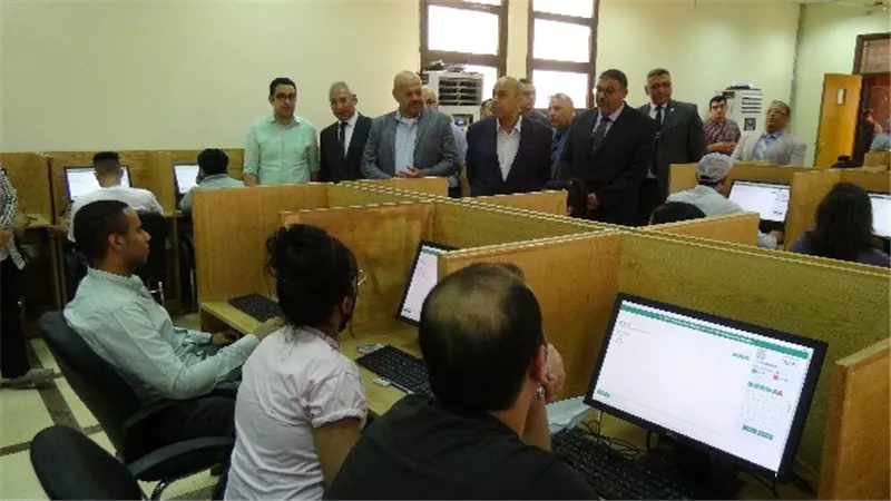 رئيس جامعة المنيا يتفقد الامتحانات بالحاسبات وطب الأسنان والصيدلة