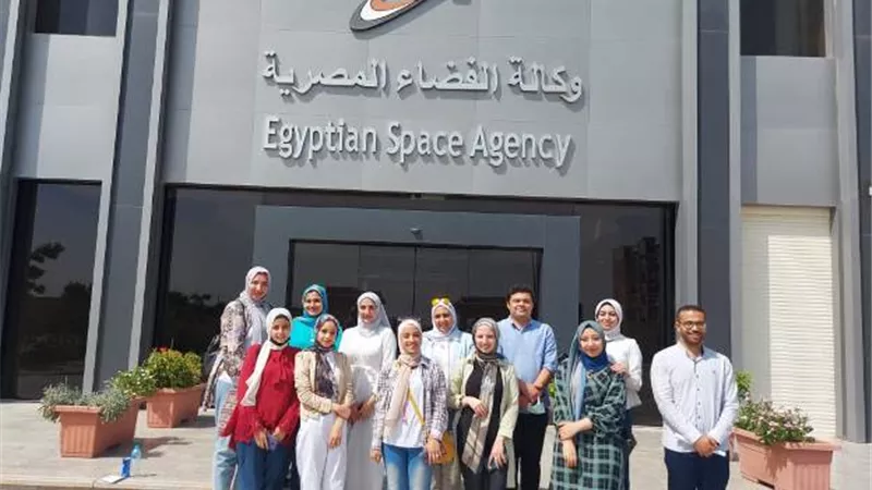 تفاصيل زيارة طلاب الجامعة المصرية الروسية لوكالة الفضاء المصرية.. بالصور والأسماء