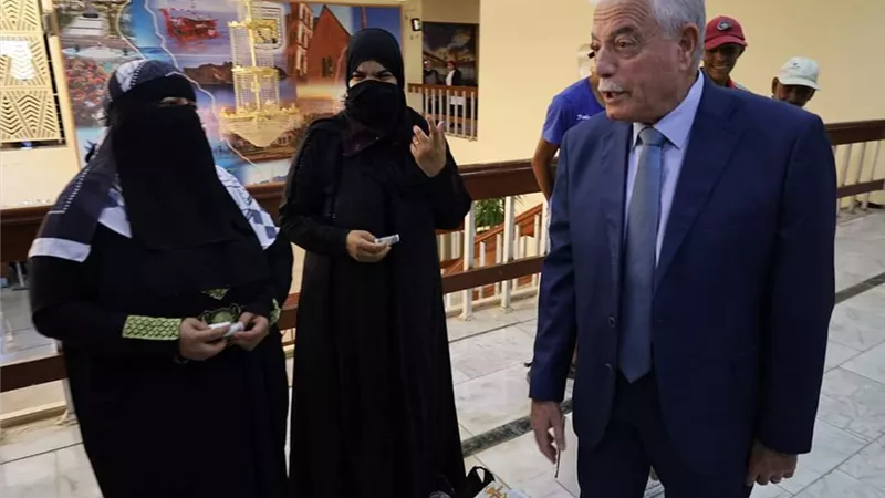 فودة يلتقي العمالة المؤقتة( عمال السركي) بطور سيناء ويهديهم مواد غذائية ومكافأة مالية تحفيزية