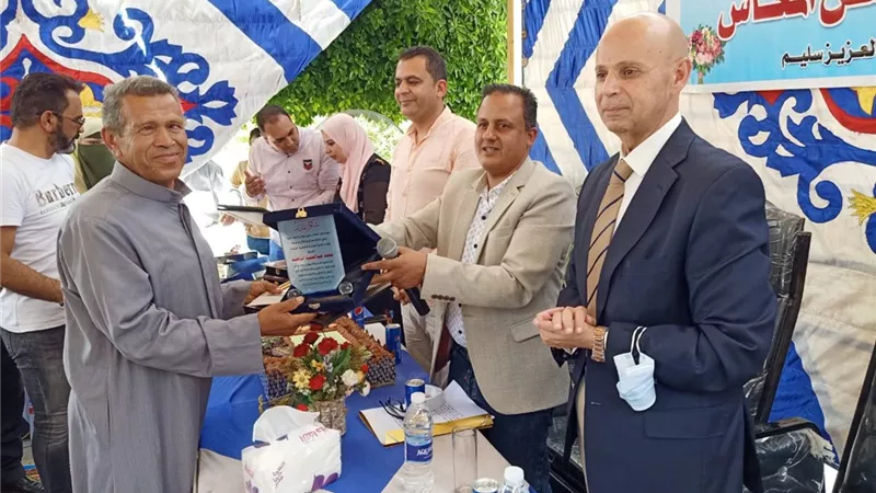 وكيل وزارة الصحة يكرم ٤ من العاملين بالإدارة الصحية بالصالحية