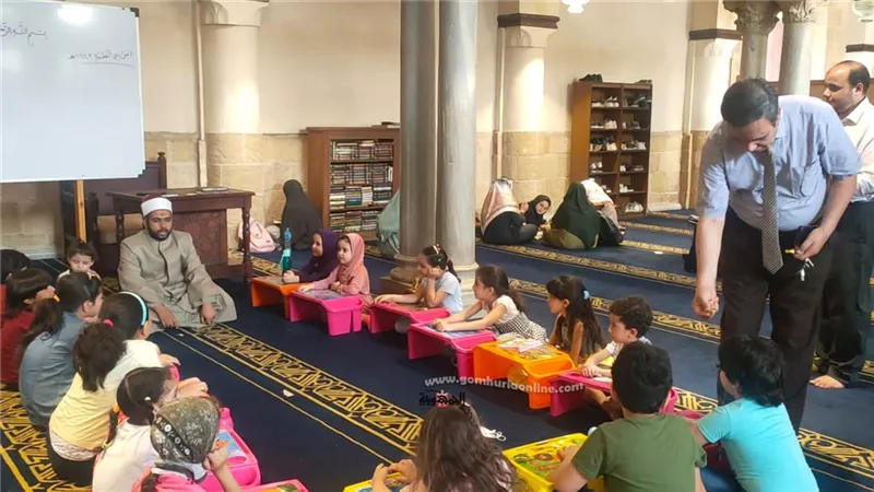 توافد الأطفال على الجامع الأزهر.. ورواق الطفل يستقبلهم بالحلوى.. صور