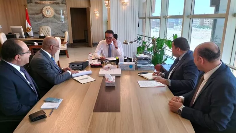 القائم بأعمال وزير الصحة يبحث سبل تحسين الخدمات الطبية المقدمة للمواطنين