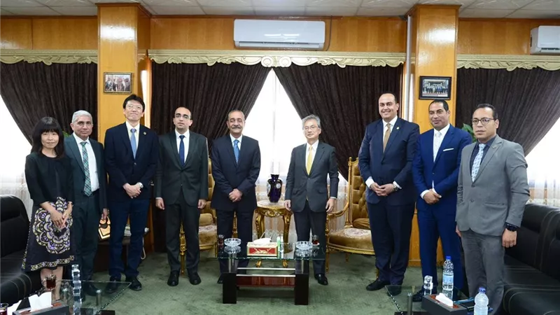السفير الياباني يتفقد مجمع الإسماعيلية الطبي ..صور