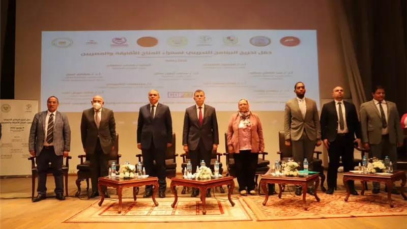 بالصور.. حفل تخريج سفراء المناخ الأفارقة والمصريين بجامعة عين شمس
