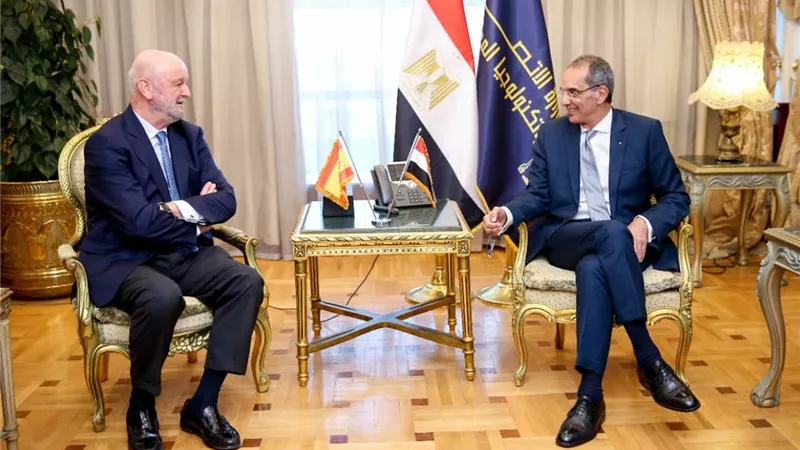 طلعت يبحث مع سفير أسبانيا تعزيز التعاون فى صناعة الإلكترونيات