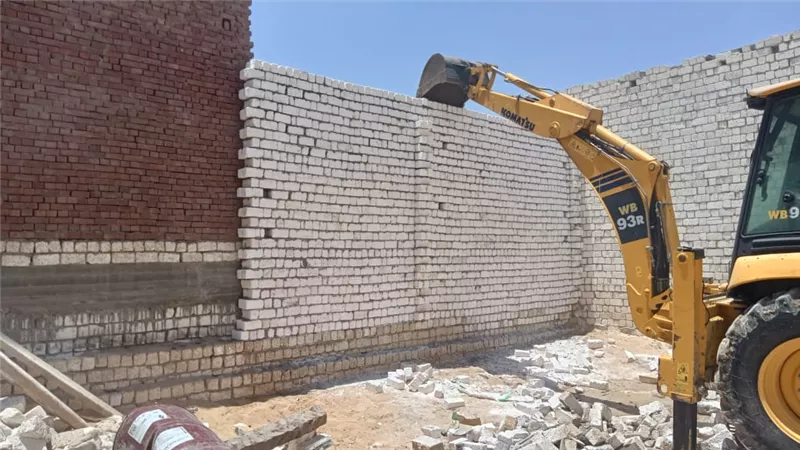 محافظة الجيزة تزيل ١٧ حاله تعدي وبناء مخالف علي أراضي زراعية واملاك دولة بالعياط