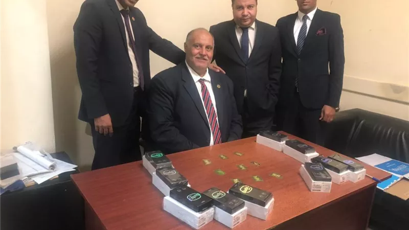 ضبط راكب يحاول تهريب كمية من التليفونات والسبائك الذهبية