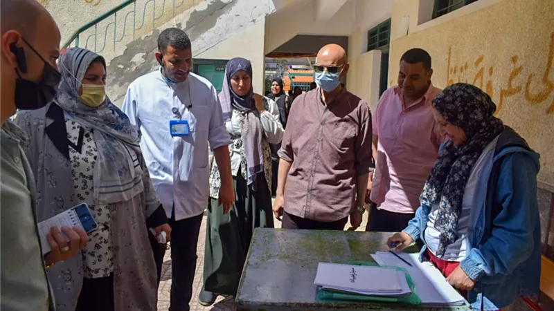 مديرصحة الشرقية يتفقد القافلة العلاجية بالفرايحة ..صور