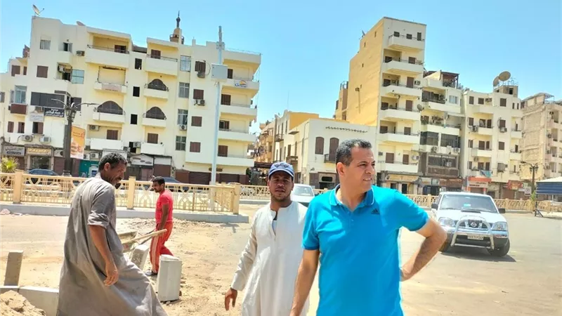 رئيس مدينة الأقصر يتفقد أعمال الرصف..صور