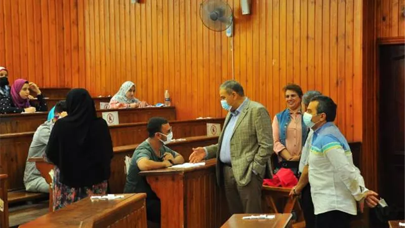 رئيس جامعة كفر الشيخ يتفقد امتحانات كلية الألسن