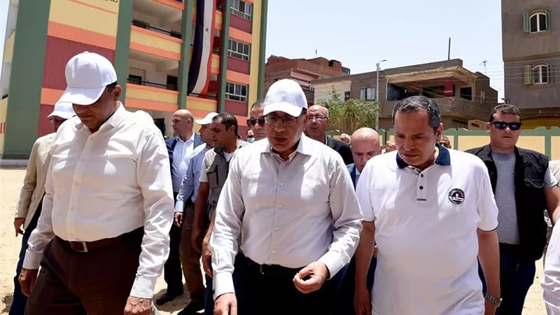 رئيس الوزراء يتفقد مدرستي 