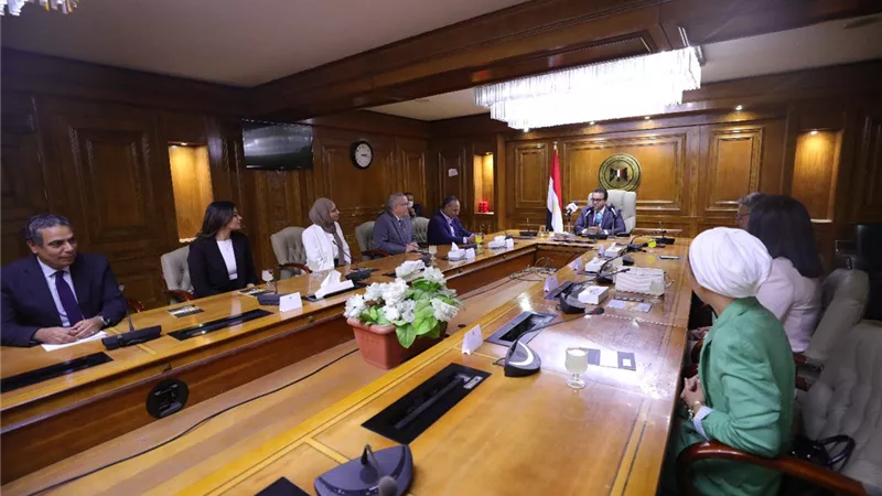 تكريم طالبات الجامعة الأمريكية لتطويرهن خرسانة ذاتية الإنارة تضيء الطرق ليلاً